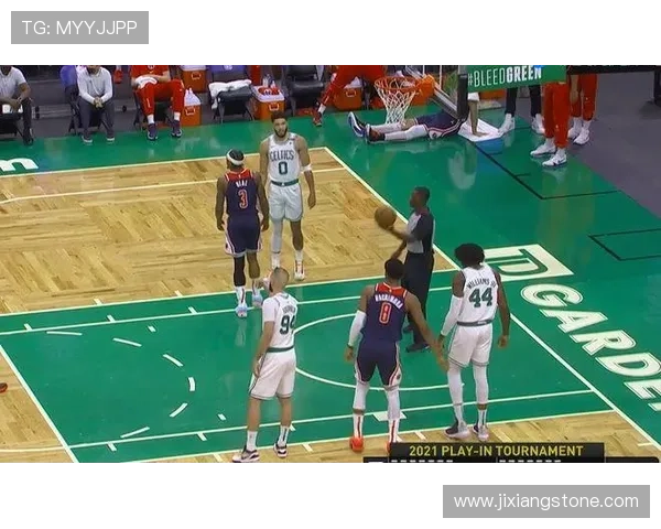 斯玛特神勇断球快攻助八村塁飞身重扣瞬间震撼全场掀起澎湃激情潮